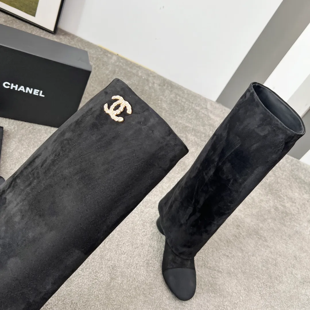 👟👟Ex-factory price 1000👟👟 High version of Chanel CHANEL, 🌞🌞🌞Xiaoxiang’s latest boots for autumn and winter 2025, a must-have item for this autumn and winter! ! Ms. Chanel loves simple yet irresistible combinations to show her unique style. Mix and match freely to shine⚡Follow Grandma’s fashion steps! ! ! The top-notch craftsmanship and texture are perfectly presented. No matter any details, you can compare them with the counters. The best quality products can be entered and exited from the counters at will! ! ❶Material: imported cowhide/sheep leather ❷Inner lining: cowhide lining ❸Foot pads: cowhide lining ❹Outsole: original Italian leather outsole ❺Heel height: 5.5cm ❻Boot shaft height: 15 inches ❼Number: 35-40 (40 and 41 are customized and non-refundable)